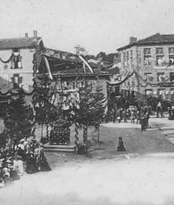 le centre-bourg lors d'une fête