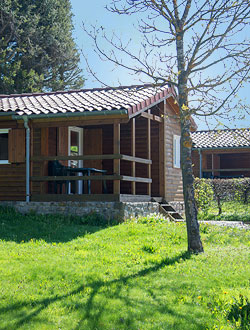 extérieur du chalet en bois en pleine nature