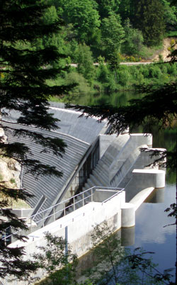 Barrage avec un mur de type poids